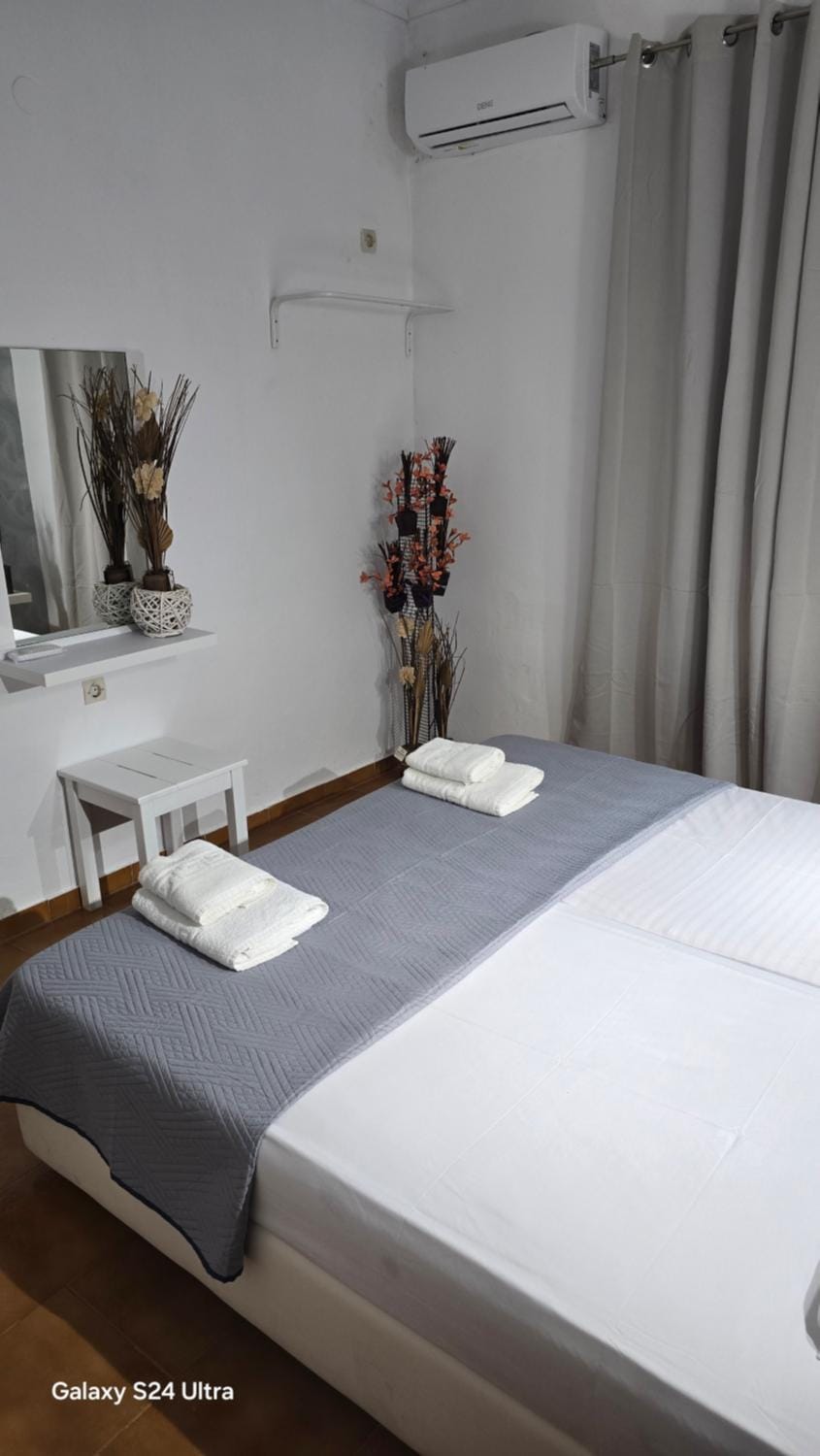 Bedroom, towels