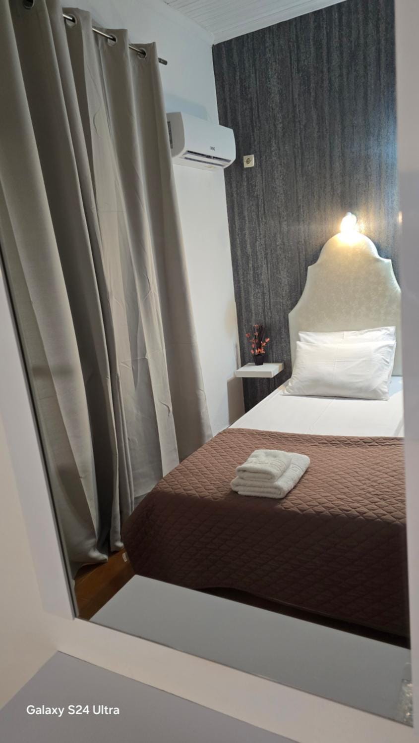 Bed, towels