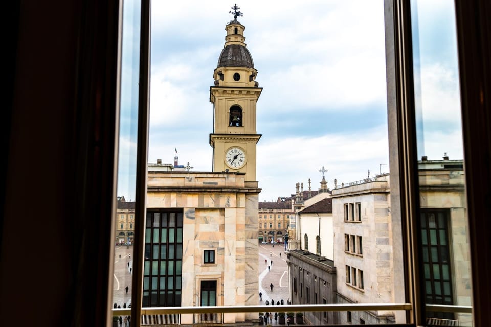 Living room, City view, Landmark view
