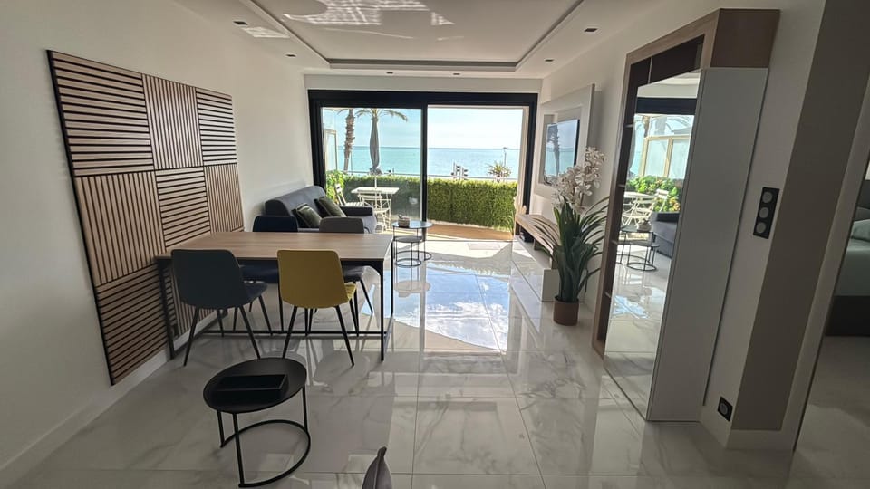 Vue mer exceptionnelle plage parking Apartment in Cagnes-sur-Mer