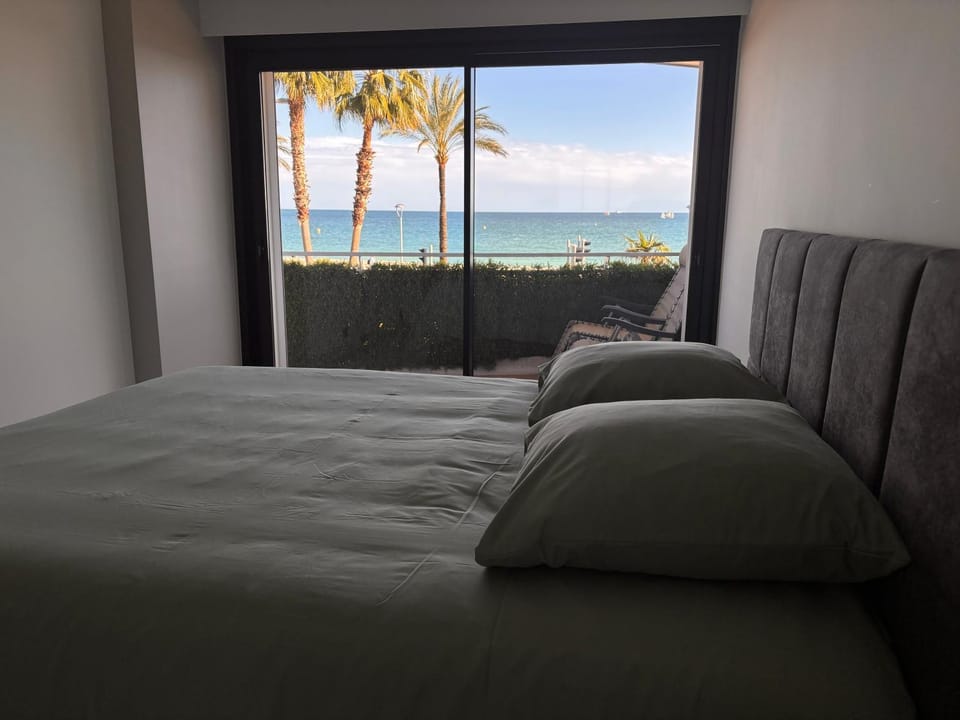 Bed, Natural landscape, Photo of the whole room, Bedroom, Sea view