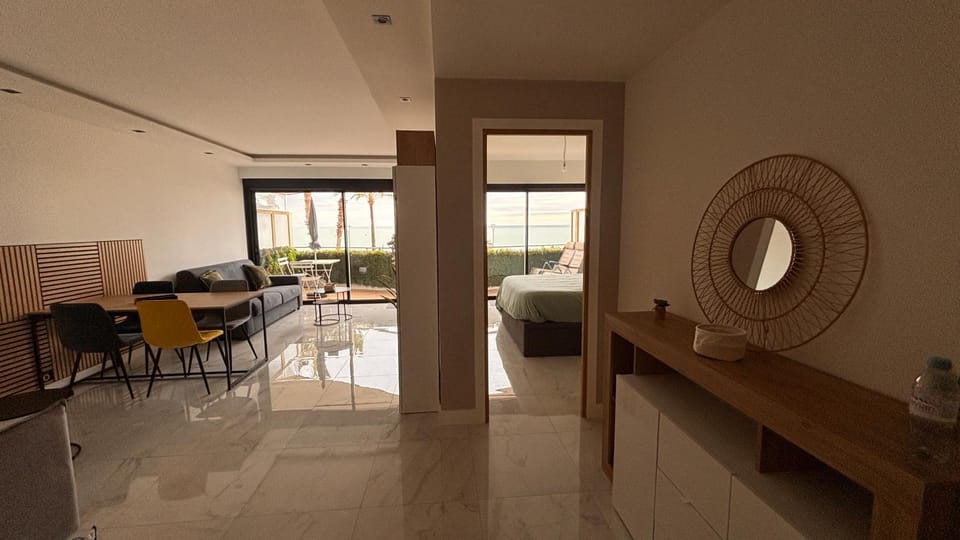 Vue mer exceptionnelle plage parking Apartment in Cagnes-sur-Mer