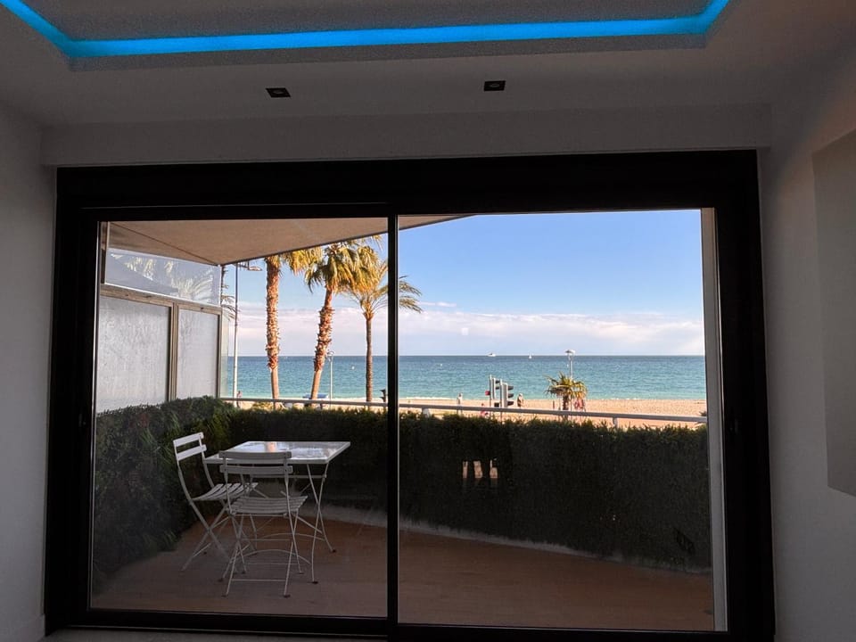 Vue mer exceptionnelle plage parking Apartment in Cagnes-sur-Mer
