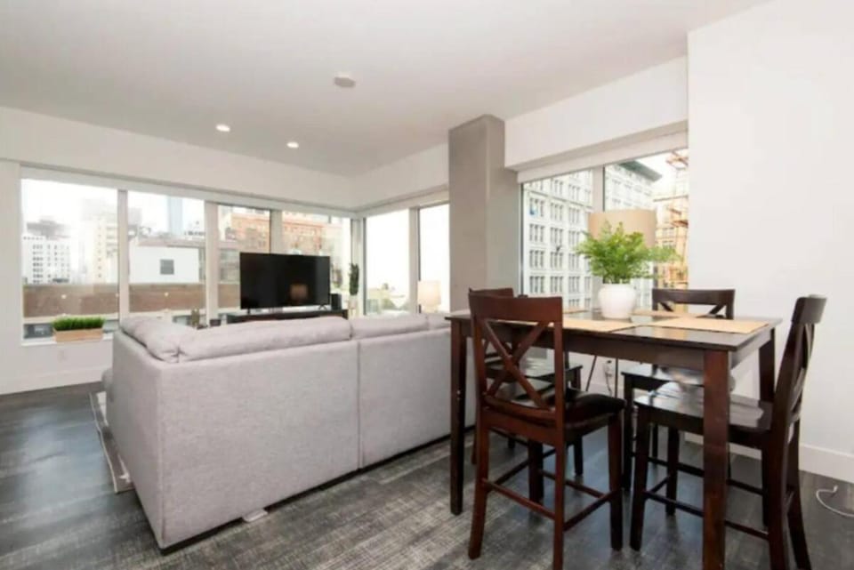 Modern 3 Bedroom High-Rise with resort Pool Apartment in Los Angeles