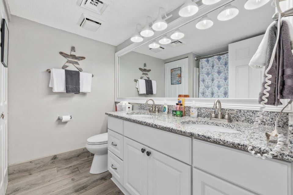 Cozy Oceanfront Condo Pool M124 House in Myrtle Beach