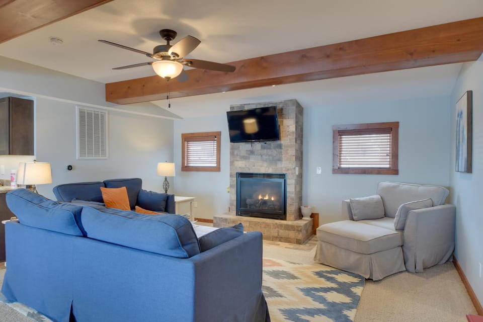 Steps to Mississippi River: Cozy Hot Tub Haven! House in Iowa