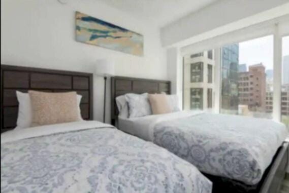 Stunning 3 Bedroom High-Rise with Pool, Spa, and Rooftop Views Apartment in Los Angeles