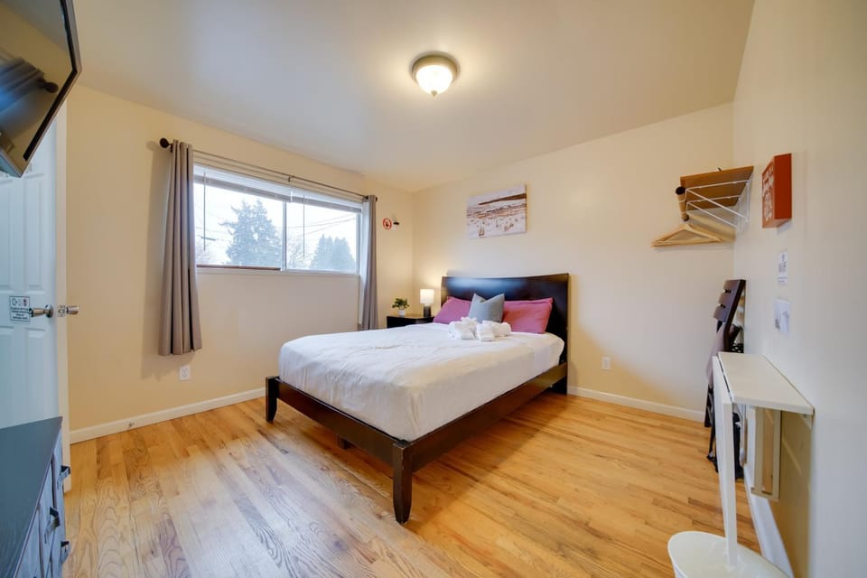 Bed, TV and multimedia, Photo of the whole room, Bedroom, towels