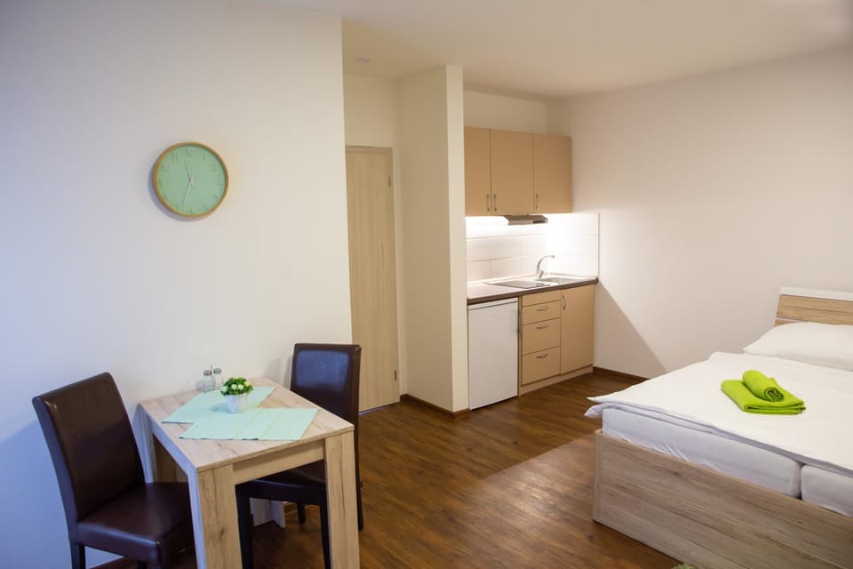 Kitchen or kitchenette, Seating area