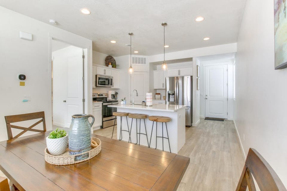 Walk to Marina & Lake: Spacious Garden City Gem! House in Garden City