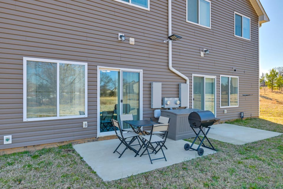 5 Mi to Charlotte Motor Speedway: Cozy Townhome House in Concord