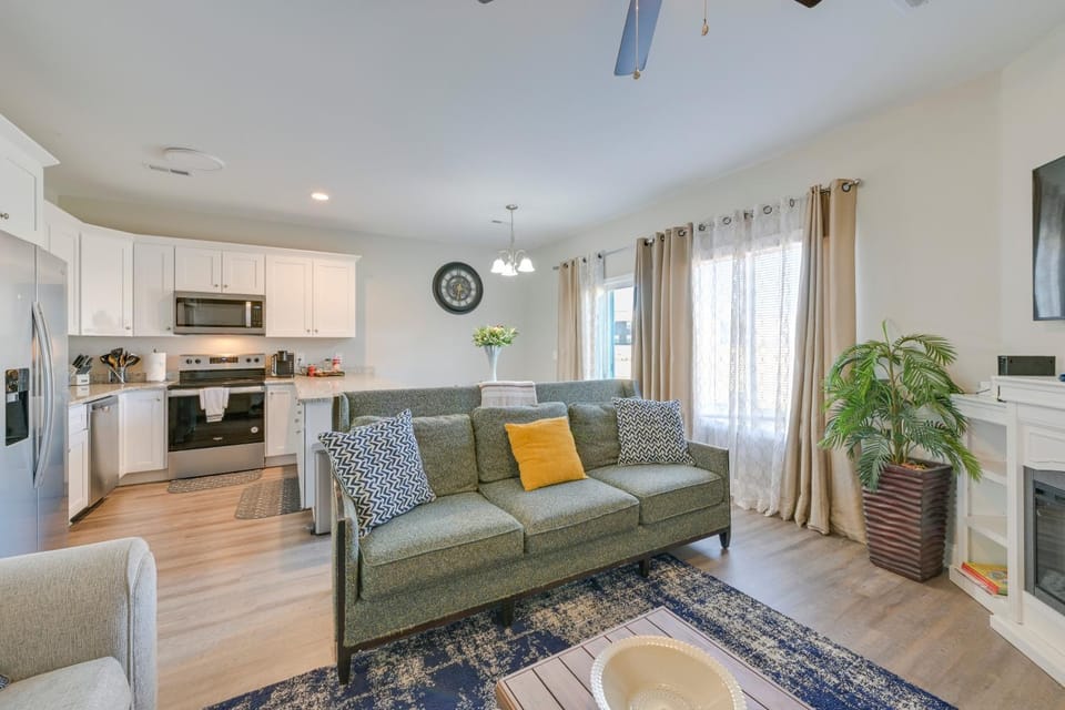 5 Mi to Charlotte Motor Speedway: Cozy Townhome House in Concord