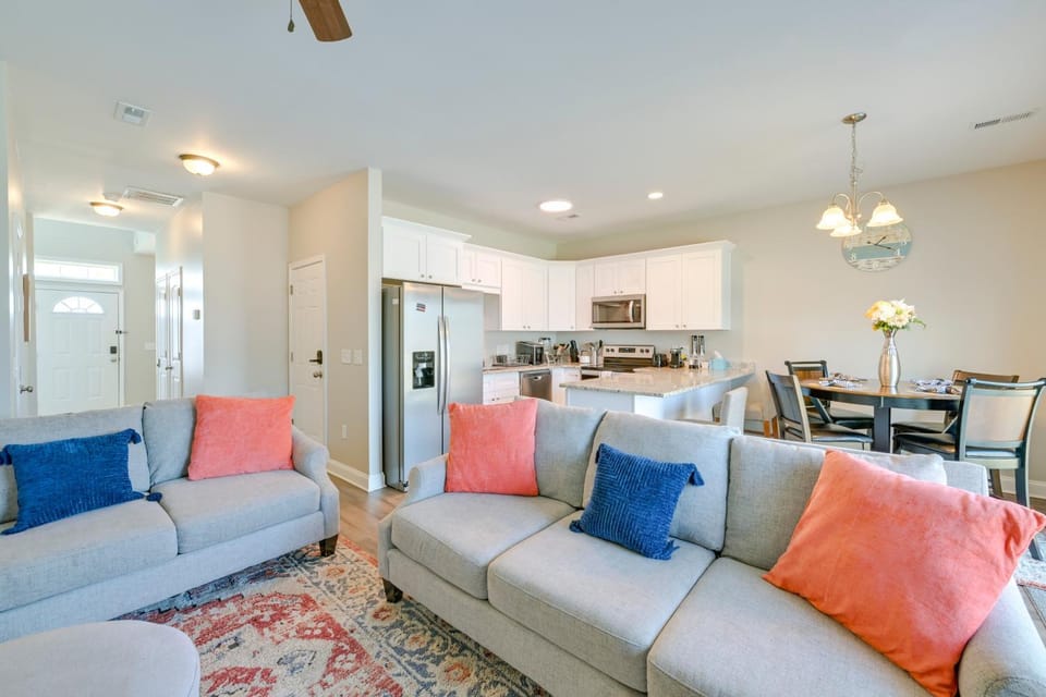 6 Mi to PNC Music Pavilion: Concord Townhome House in Concord