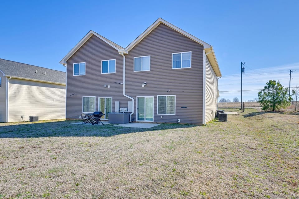 Stay & Play: Spacious Concord Townhome Near Uptown House in Concord
