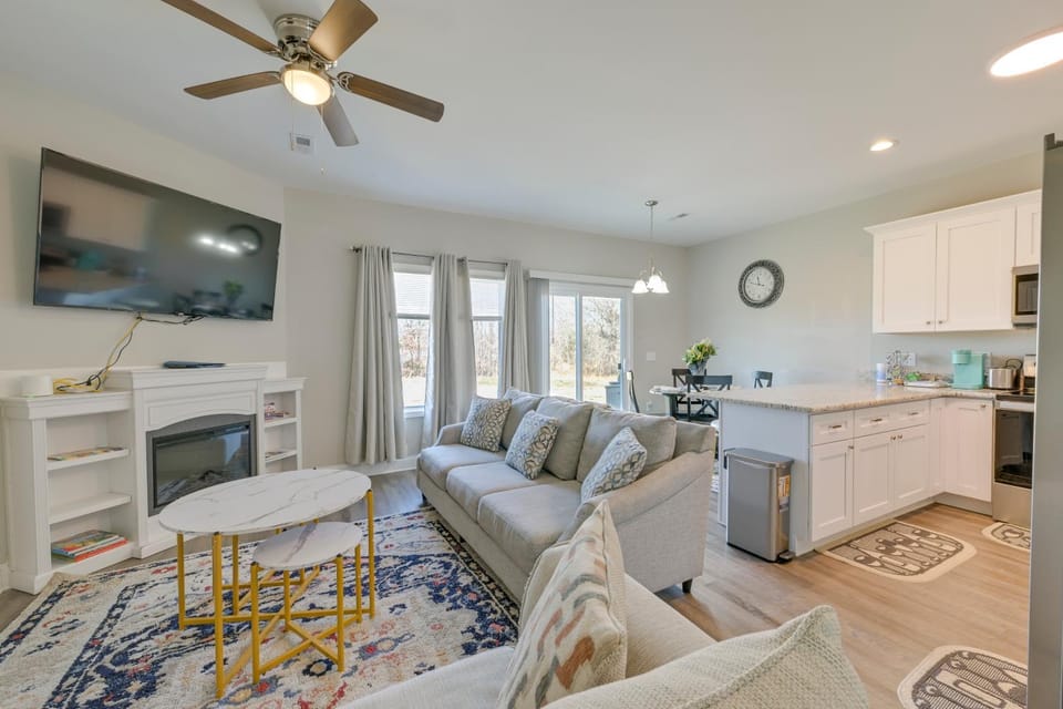 Stay & Play: Spacious Concord Townhome Near Uptown House in Concord