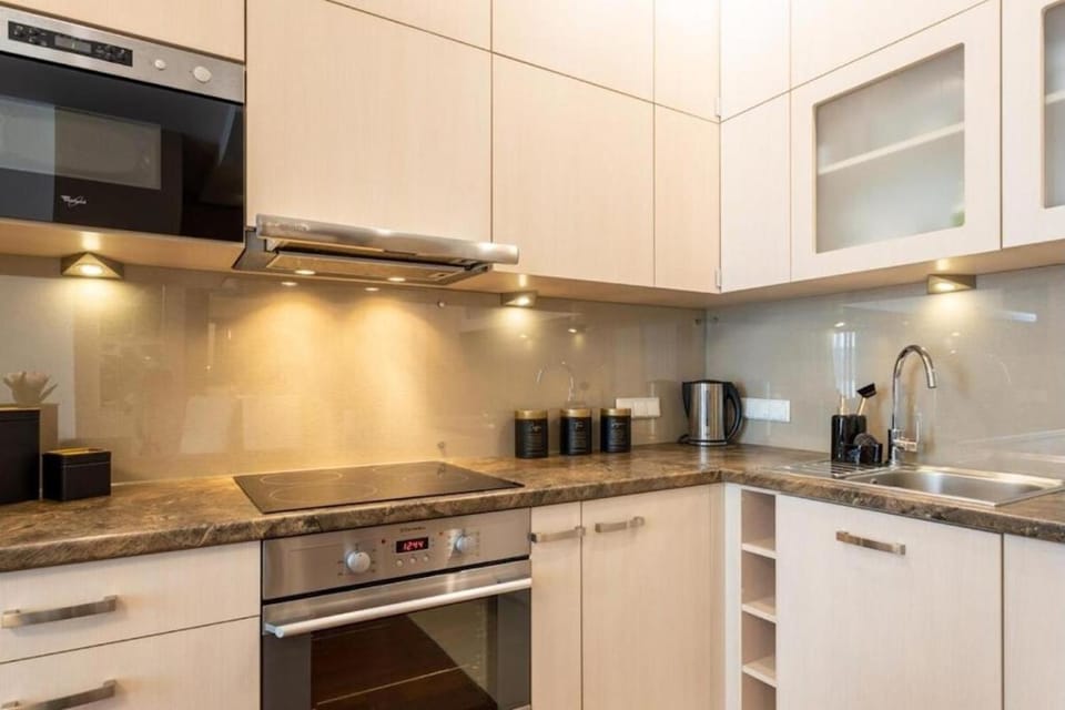 Coffee/tea facilities, Kitchen or kitchenette, stove