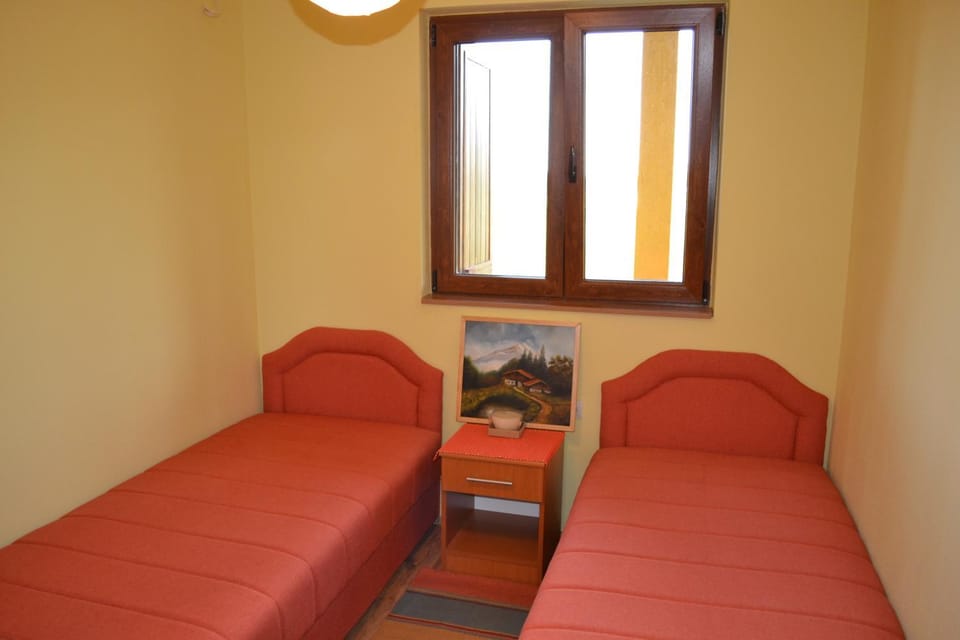 Bed, Photo of the whole room, Bedroom, Garden view, Mountain view