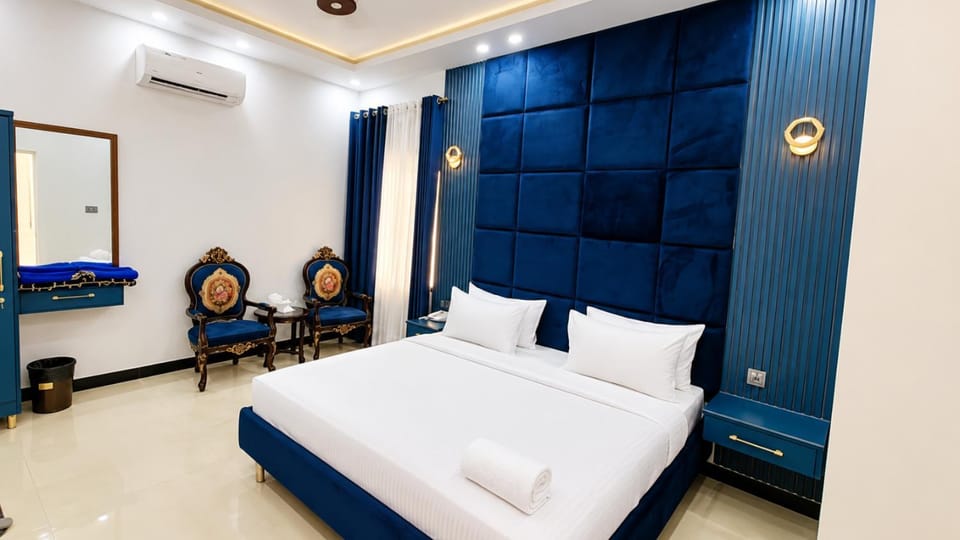 Photo of the whole room, air conditioner