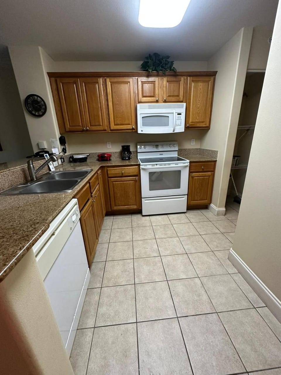 Kitchen or kitchenette, dishwasher, oven