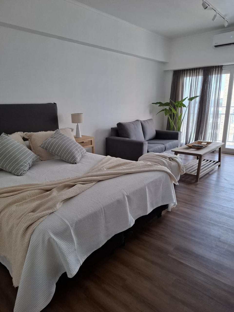 Bed, Living room, Photo of the whole room, Bedroom