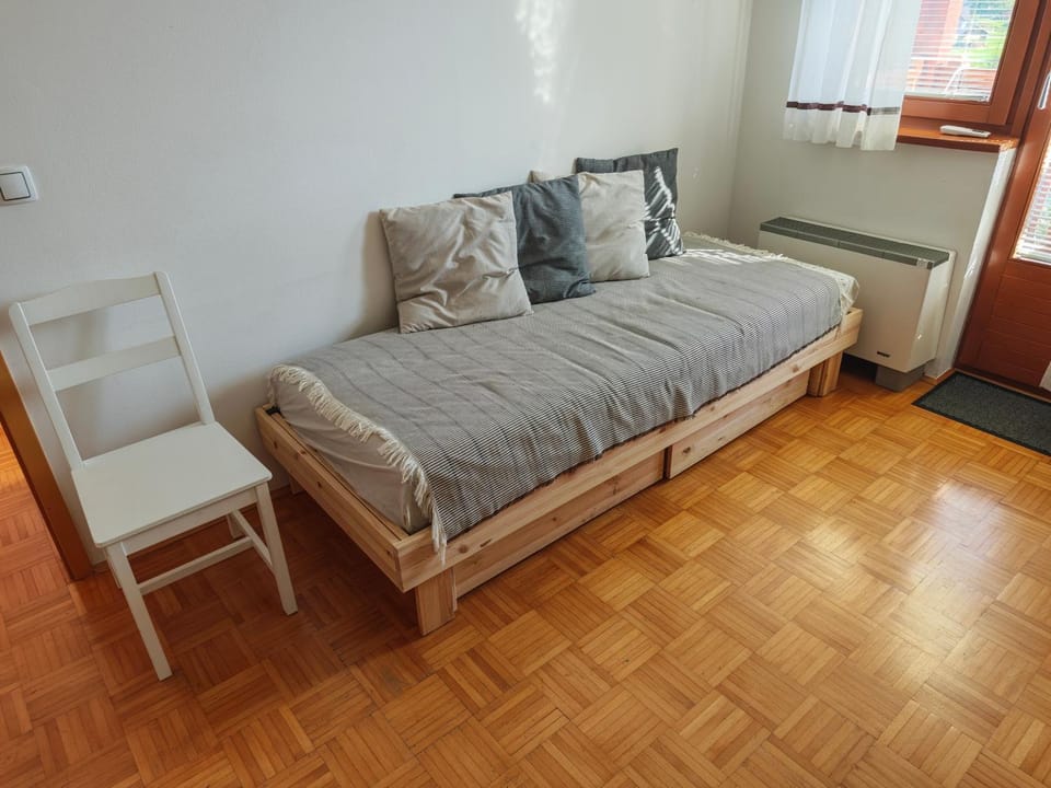Bed, Seating area
