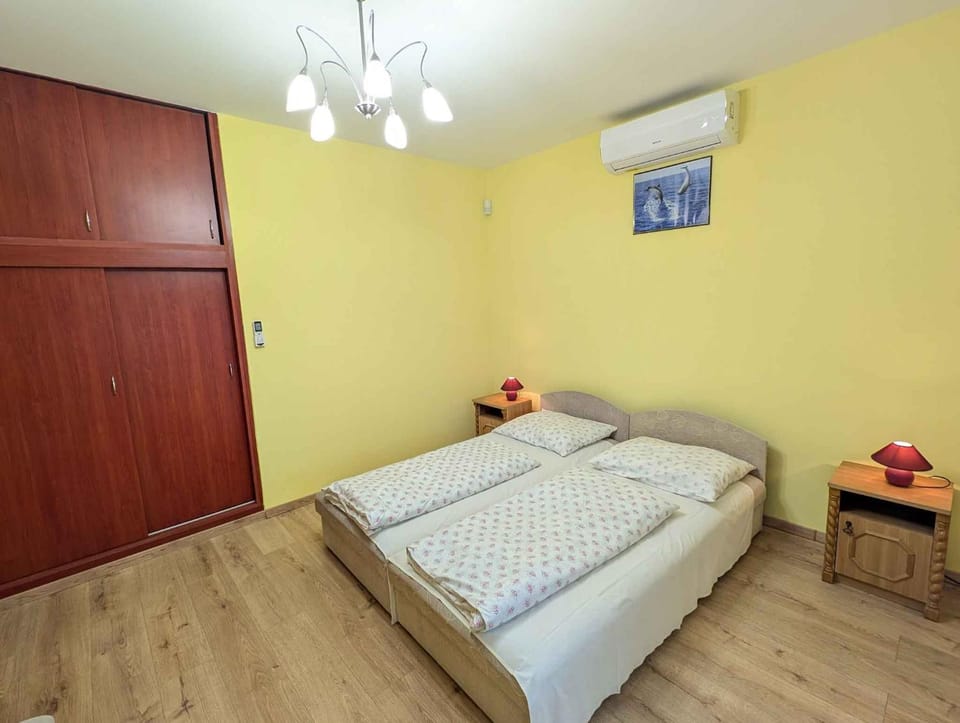 Bedroom, air conditioner