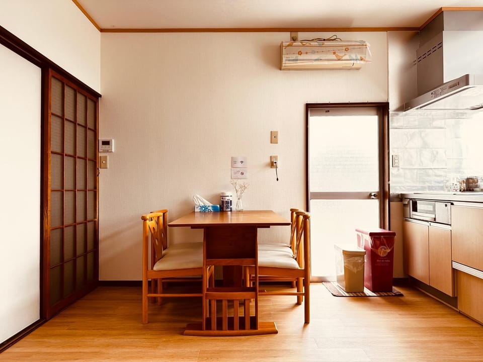 Kitchen or kitchenette, Seating area, Dining area