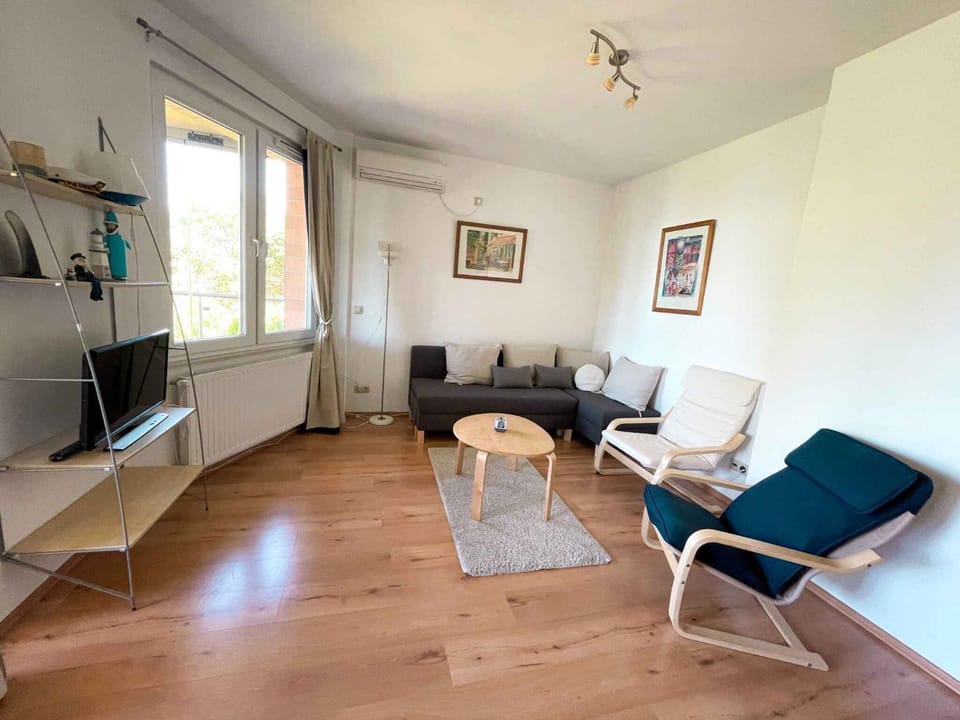TV and multimedia, Seating area, air conditioner