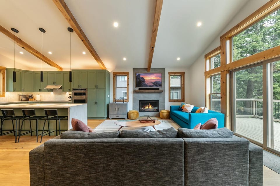 Radiant Retreat by Tahoe Getaways - 4 BR in Tahoe Donner with Hot Tub & HOA House in Truckee