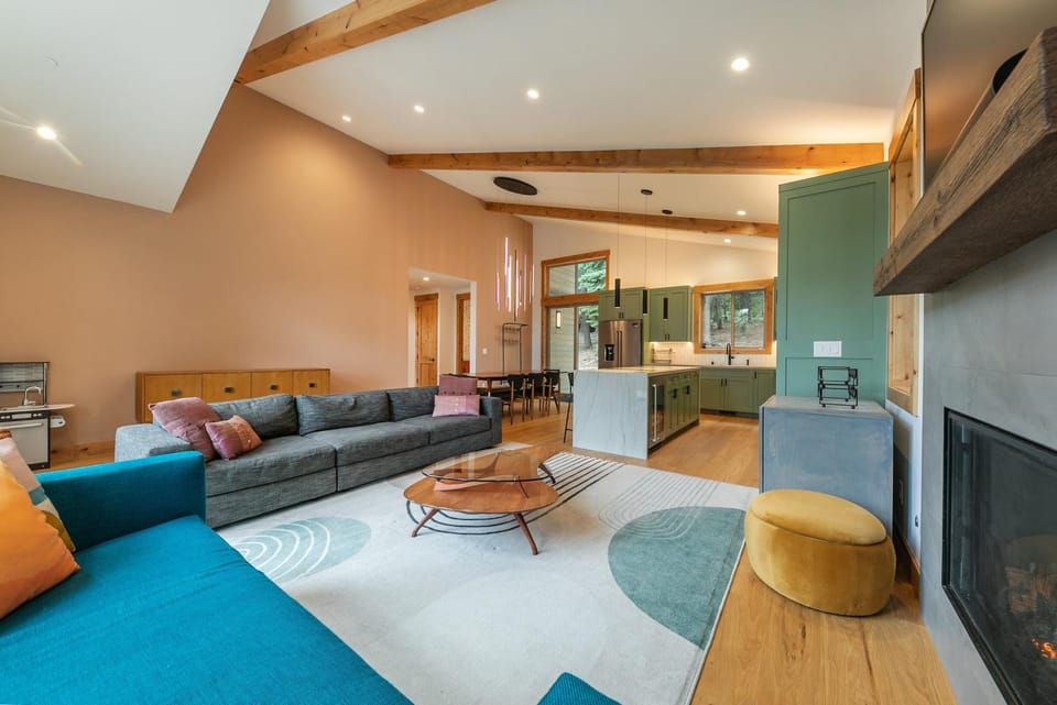 Radiant Retreat by Tahoe Getaways - 4 BR in Tahoe Donner with Hot Tub & HOA House in Truckee