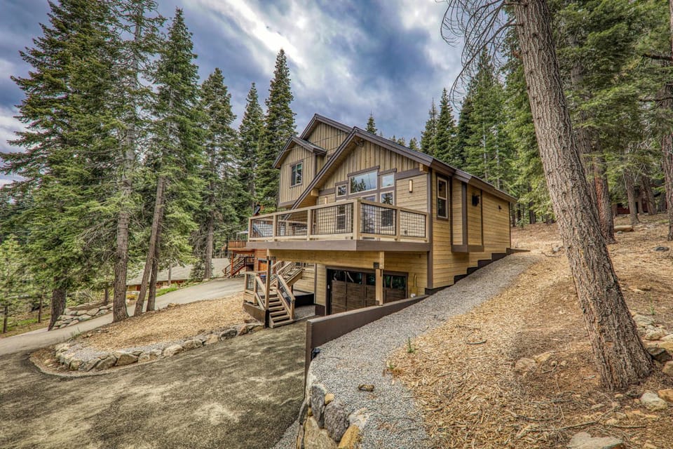 Radiant Retreat by Tahoe Getaways - 4 BR in Tahoe Donner with Hot Tub & HOA House in Truckee