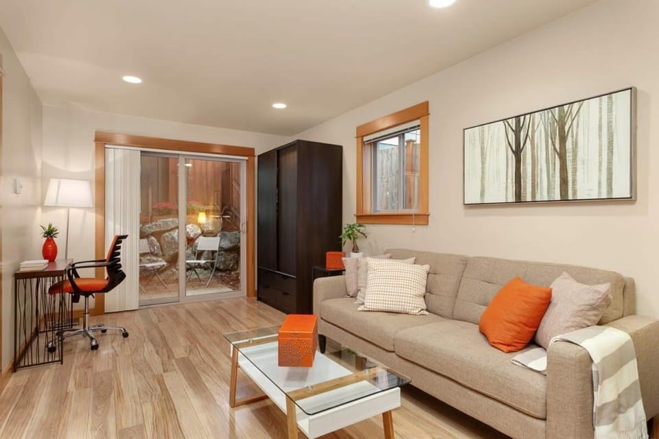 Modern Townhouse near DT Seattle & Stadium Parking House in Seattle