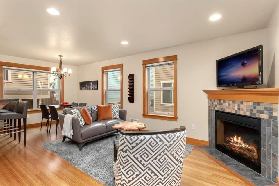 Modern Townhouse near DT Seattle & Stadium Parking House in Seattle