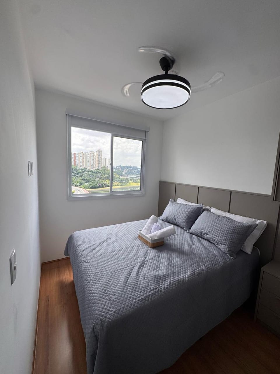 Bed, TV and multimedia, Photo of the whole room, Bedroom, towels