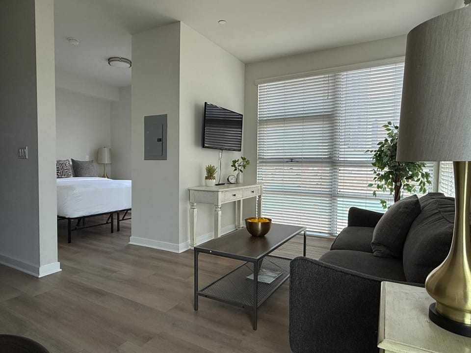 Studio Suite - Walk to Convention Center and Crypto Arena Apartment in Los Angeles