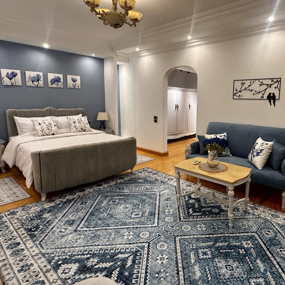 Bed, Photo of the whole room, Seating area, Bedroom