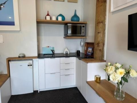 TV and multimedia, stove, kitchen