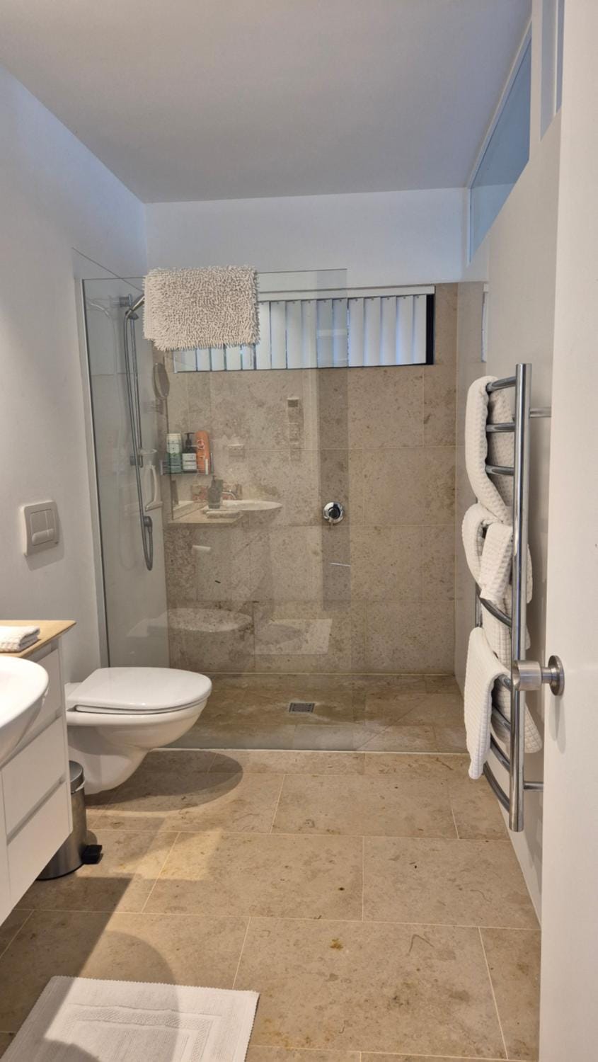 Shower, Toilet, Bathroom, towels