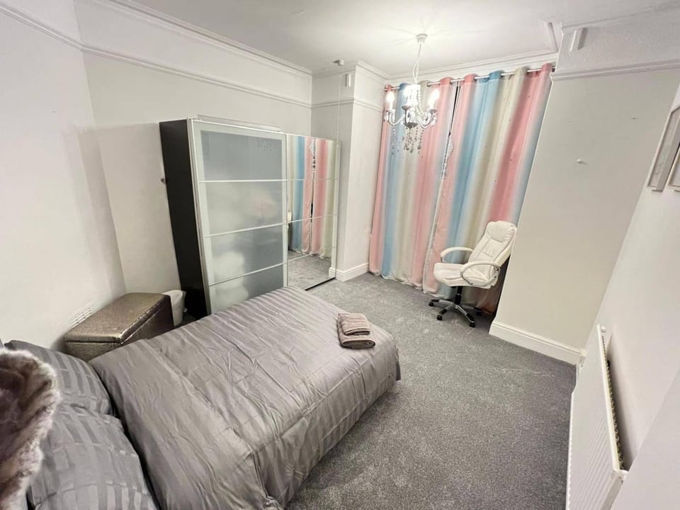 House-Sleeps10-HotTub-Garden-Parking-10minToTown House in Burton upon Trent