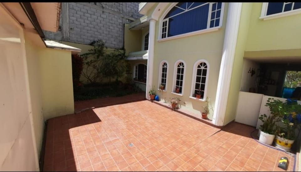 Cálida y Amplia Habitacion Valle de los Chillos Vacation rental in Quito