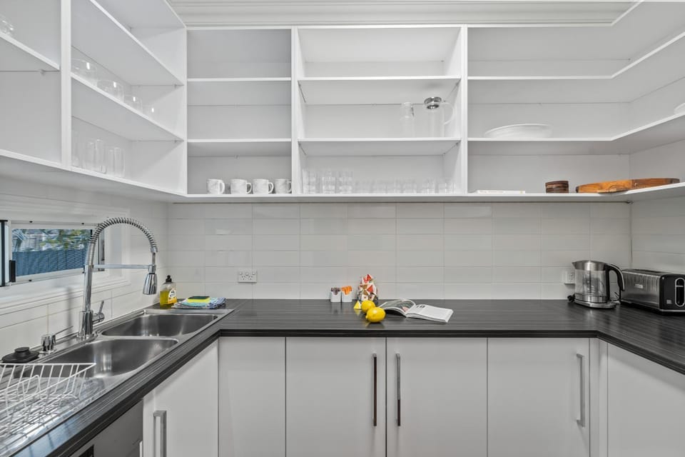Maison Marie: Cinebar Getaway 4 Bedrooms 2.5 Baths House in Bulimba