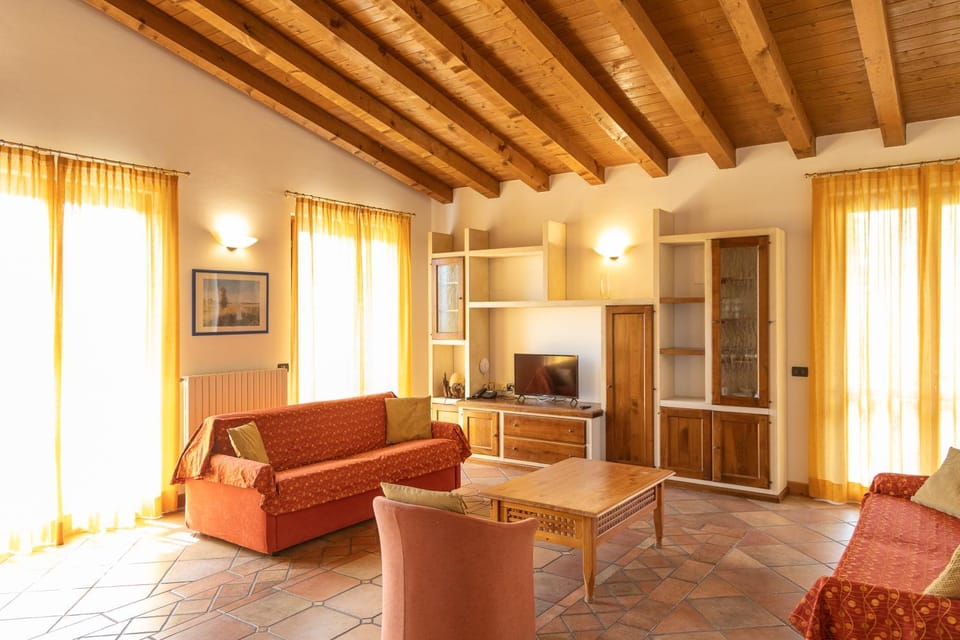 TV and multimedia, Living room, Seating area, pet friendly