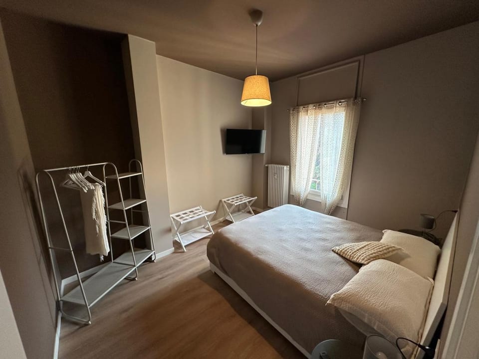 Bed, TV and multimedia, wardrobe