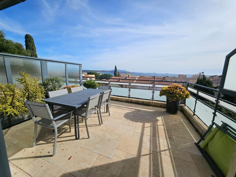 Agréable appartement vue mer à Bandol Piscine Apartment in French Riviera