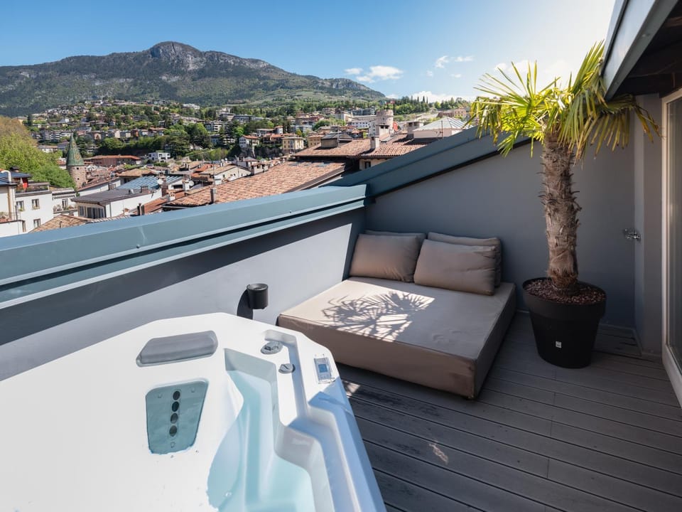 Hot Tub, Balcony/Terrace, Mountain view