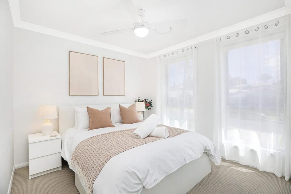 Bed, Photo of the whole room, Bedroom