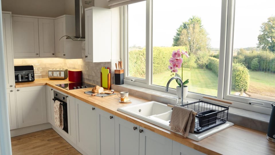 Coffee/tea facilities, Kitchen or kitchenette, oven, stove, toaster