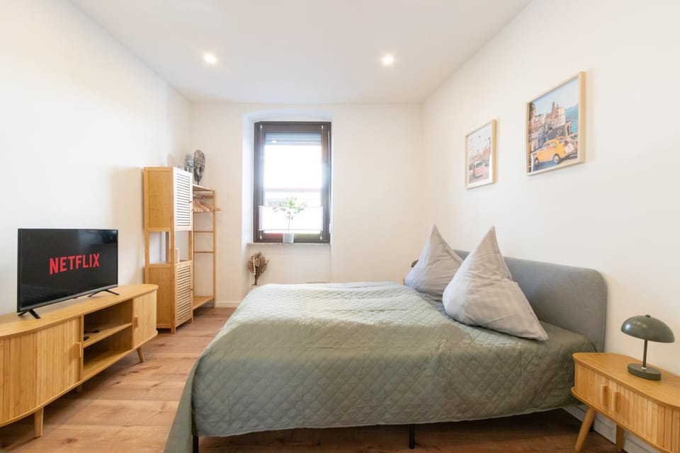 Bed, TV and multimedia, Bedroom