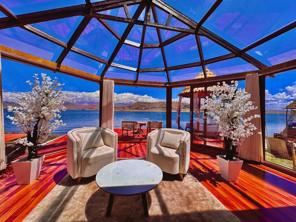 View (from property/room), Seating area, City view, Lake view