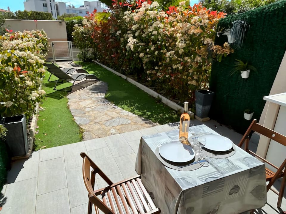 Patio, Day, Garden, Garden, Living room, Dining area, Garden view